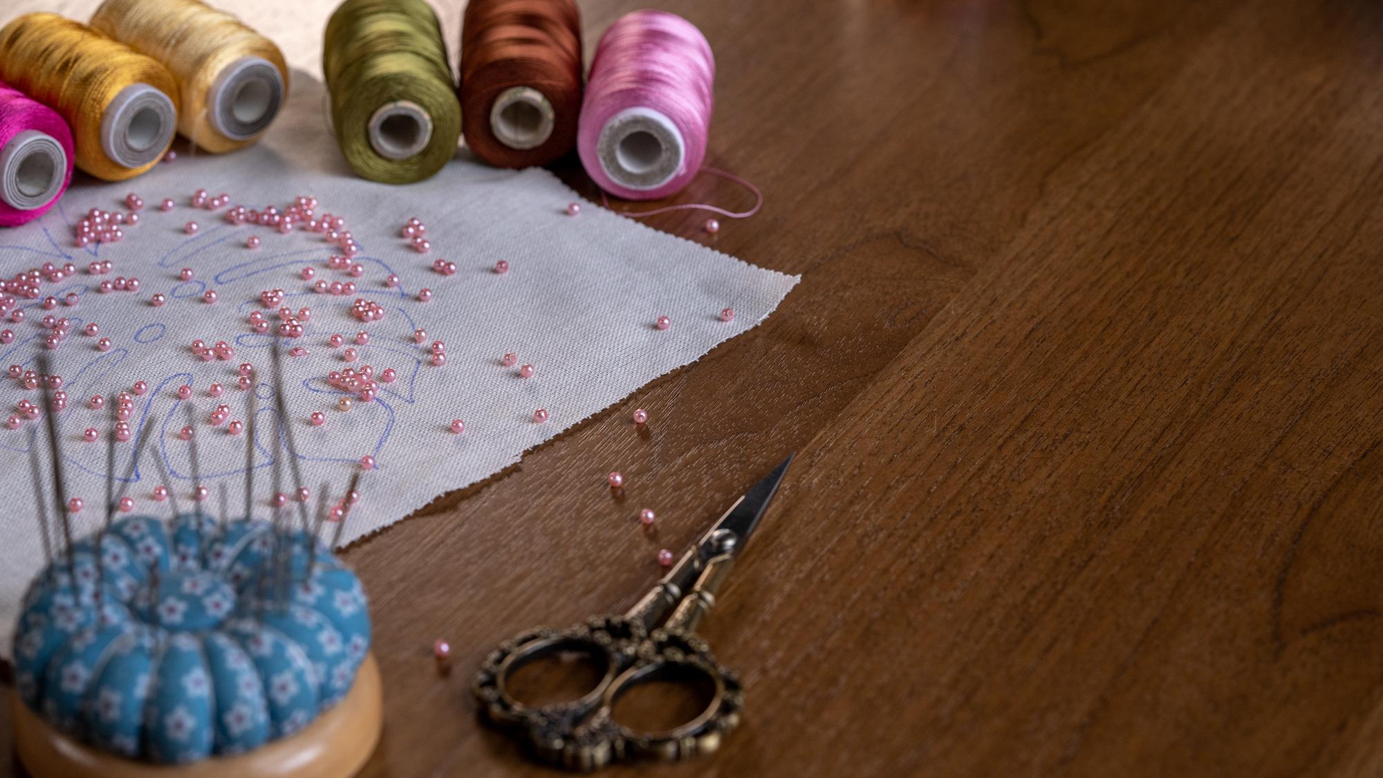 warsztat haftu ze stołem roboczym i niciami